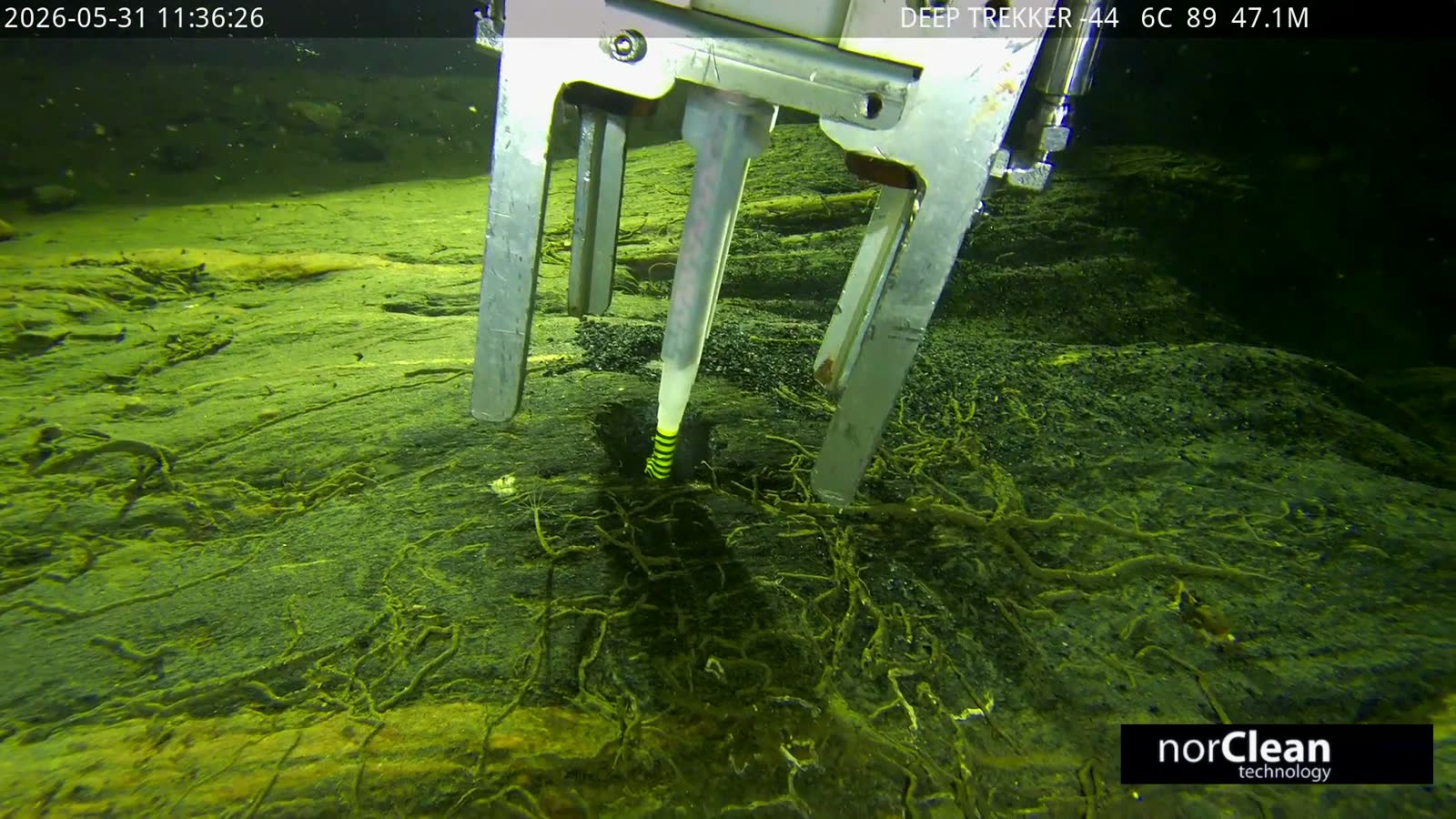 Work-class ROV med boresystem i arbeid mot fjellvegg under vann